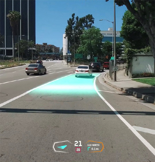 차량의 전면창을 디스플레이로 활용해 각종 정보를 제공하는 헤드업 디스플레이(HUD) 관련 특허출원이 활기를 띄고 있다. <출처: 현대 모비스>